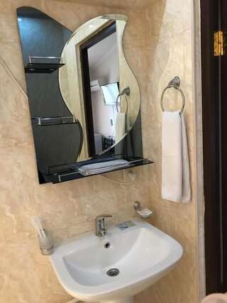 Отель Armenia VanSevan Hotel Севан Cемейный номер с собственной ванной комнатой-5
